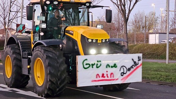 Traktore mit einem handgemalten Schild "Grüne, nein Danke" auf Leipziger Straße