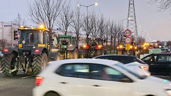 Traktorenkolonne auf Leipziger Straße