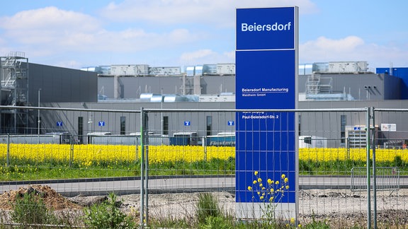 Ein Schild steht vor dem Werk des Nivea-Konzerns Beiersdorf am Stadtrand von Leipzig.