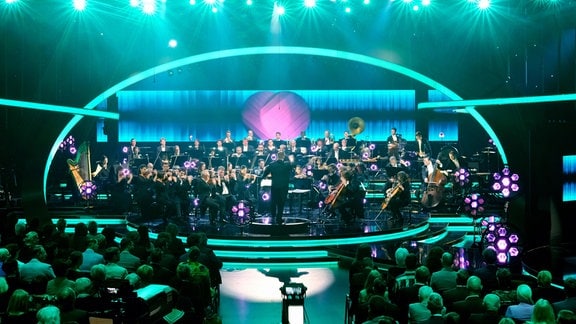 Musiker des MDR-Sinfonieorchesters spielen bei einer Live-Übertragung in einem Fernsehstudio.