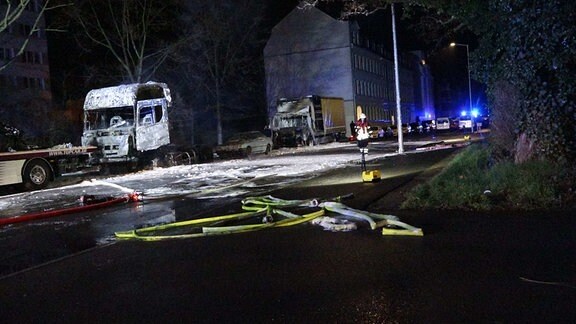 Verdacht Auf Brandstiftung: Transporter Und Lkw In Leipzig Ausgebrannt ...