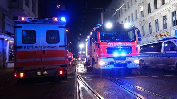 Feuerwehr, Krankenwagen und Polizei sind bei einem Brand in Leipzig vor Ort.