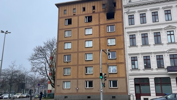 Brand Wohnhaus Leipzig - aus einem Fenster steigt schwarzer Qualm