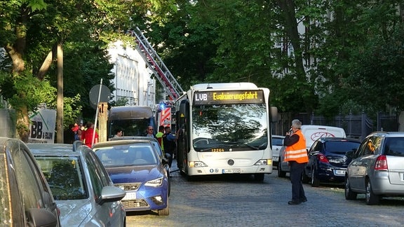 Busse der Leipziger Verkehrsbetriebe brachten die Heimbewohner in Sicherheit.