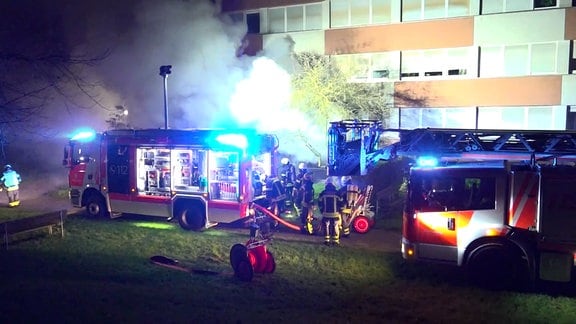 Feuerwehr steht vor dem Hochhaus "Lange Lene" und löscht den Kellerbrand.