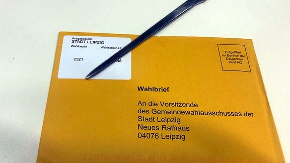 Ein Briefwahlumschlag für die Leipziger Oberbürgermeisterwahl liegt auf einem Tisch