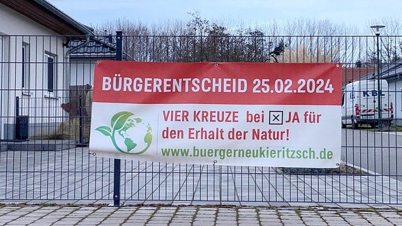 Ein Plakat, das im Vorfeld des Bürgerentscheides in Neukieritzsch aufgehängt wurde. 