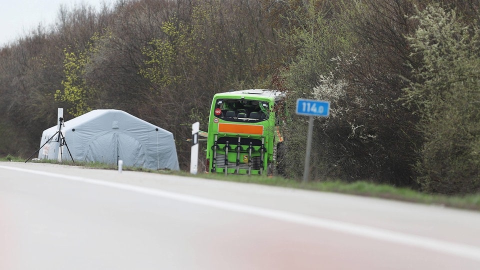 Nach Unfall auf A9: Staatsanwaltschaft ermittelt gegen Busfahrer wegen fahrlässiger Tötung