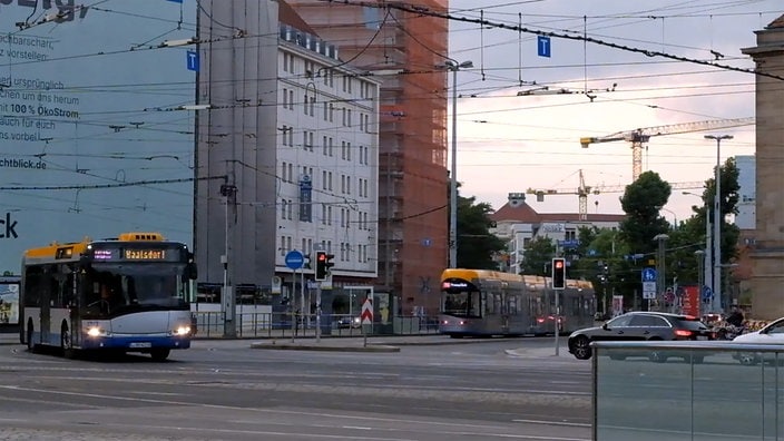 Kevin arbeitet als Busfahrer in Leipzig und zwar gern. Was ihm an seinen Beruf besonders gefällt? Wir haben mit ihm darüber gesprochen.