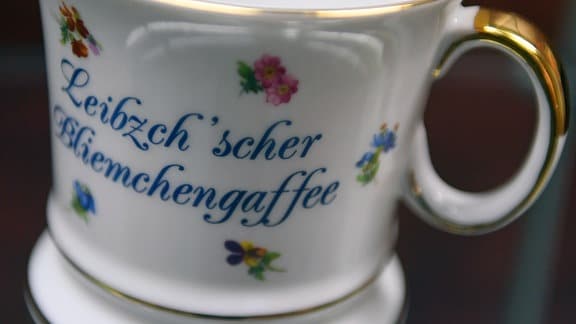 Eine Tasse mit der Aufschrift "Leibzch'scher Bliemchengaffee"