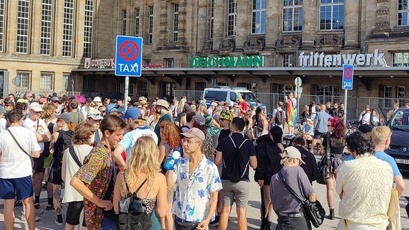 Viele Menschen bei einer Demo am Leipziger Hauptbahnhof.