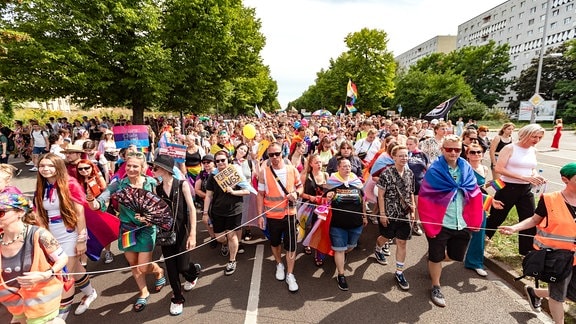 Tausende Menschen beim CSD in Leipzig