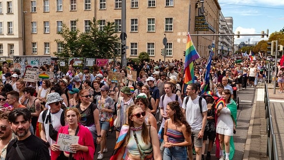 Tausende Menschen beim CSD in Leipzig