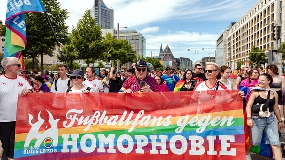 Tausende Menschen beim CSD in Leipzig