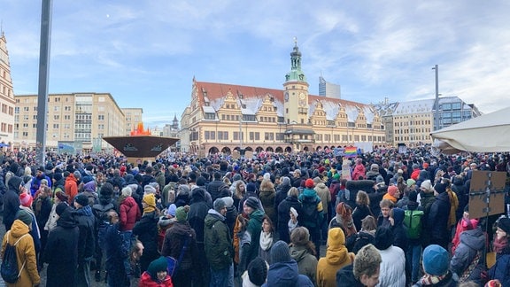 Viele Menschen bei einer Demo gegen Rechtsextremismus in Leipzig.