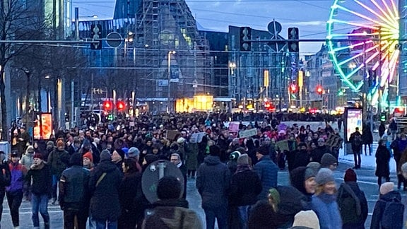 Demonstrierende auf Augustusplatz und Johannisplatz Leipzig. 