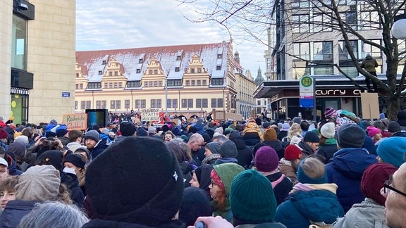 Viele Menschen demonstrieren auf dem Markplatz Leipzig. 