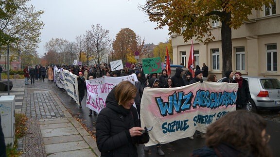 Teilnehmer einer Demonstration bei einer Kundgebung.