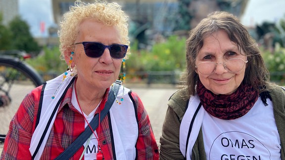 Zwei ältere Damen tragen Shirts mit dem Aufdruck "Omas gegen Rechts".