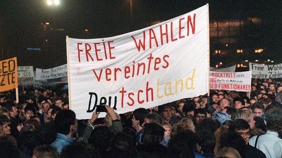 DDR-Bürger mit Transparenten wie "Freie Wahlen - vereintes Deutschland"