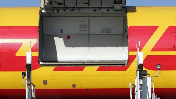 Geoeffnete Ladelucke eines Flugzeugs des Express- und Logistik-Unternehmens DHL am Flughafen Koeln Bonn . DHL hat am Koeln Bonn Airport ein neues Sortierzentrum in Betrieb genommen. 