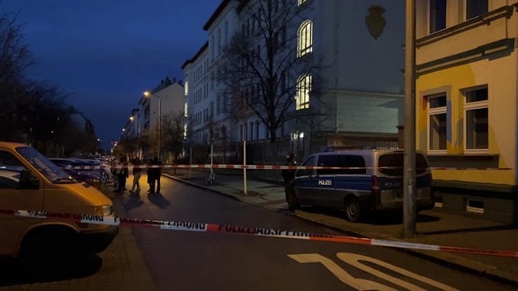 Die Polizei hat am Dienstagmorgen eine Oberschule in Leipzig durchsucht, nachdem dort eine Drohmail eingegangen war.