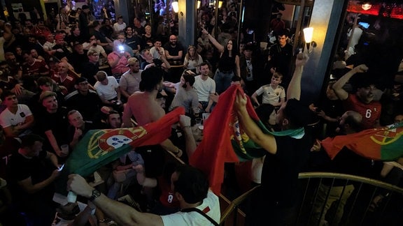Fans in einer Kneipe in Leipzig jubeln für Portugal.