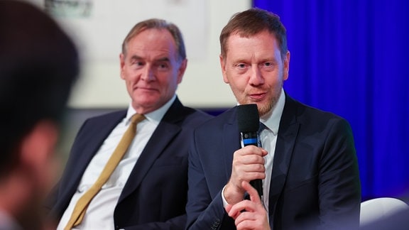 Michael Kretschmer (r, CDU), Ministerpräsident von Sachsen, und Burkhard Jung (SPD), Oberbürgermeister von Leipzig, sprechen vor der Präsentation des Siegerentwurfs für das in Leipzig geplante Freiheits- und Einheitsdenkmal im Zeitgeschichtlichen Forum. 