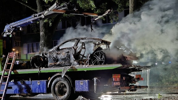 Ein abgebranntes Auto auf einem Abschleppwagen