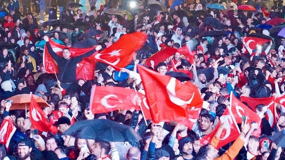 Viele Menschen jubeln für die Türkei.