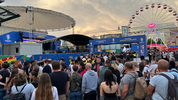 Viele Fans in einer Fußball-Fanzone.