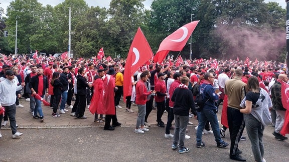 Viele Fußballfans der Türke auf dem Weg ins Stadion Leipzig.