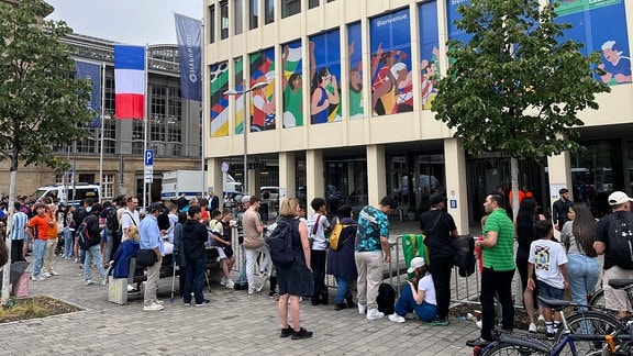 Fußballfans warten vor einem Hotel. 