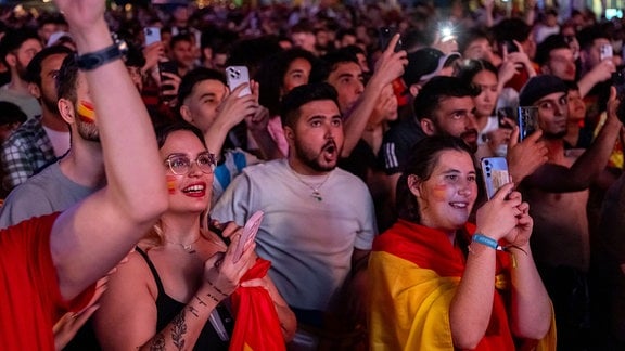 Spanische Fans beim Public Viewing auf dem Augustusplatz in Leipzig. 
