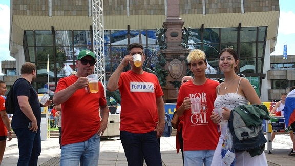 Portugiesische Fußballfans auf dem Augustusplatz i Leipzig