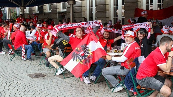 Türkische und österreichische Fußballfans in Leipzig