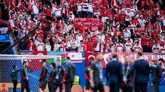 Die türkischen Fans begrüßen ihre Mannschaft bem EM-Spiel Österreich - Türkei.