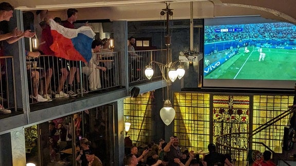 Fans in einer Kneipe in Leipzig jubeln für Tschechien.