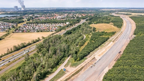 Auf dem Gelände des ehemaligen Tagebaus Espenhain laufen die Bauarbeiten für den letzten Bauabschnitt der Autobahn A72 zwischen Leipzig und Chemnitz.