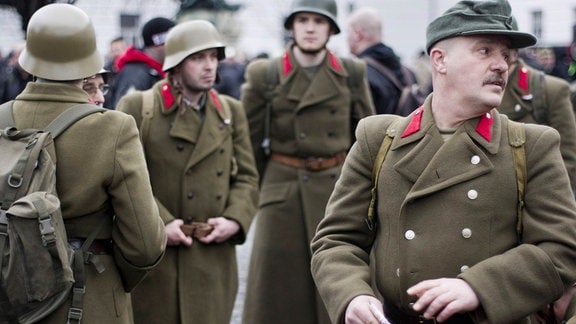 Beim "Tag der Ehre" in Budapest 2023 waren Rechtsextreme in militärischer Uniform gekleidet. 