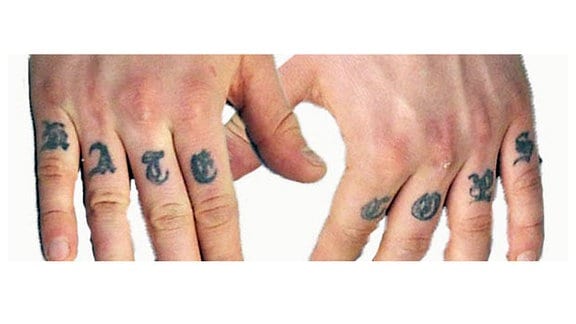 Finger mit Tattoos.