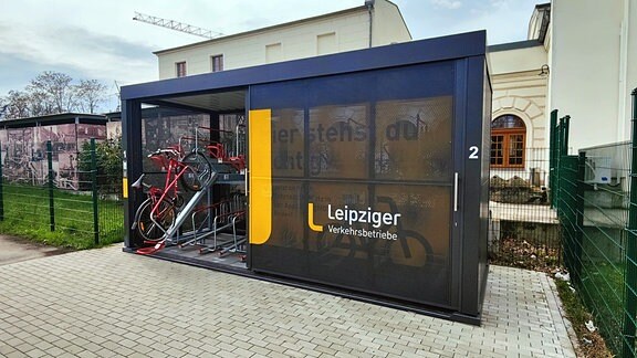 Die Fahrradgarage am Hinterausgang der S-Bahnhaltestelle Bayerischer Bahnhof.