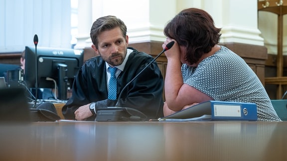 Die im sogenannten "Fahrradgate"-Skandal angeklagte Frau sitzt im Landgericht Leipzig neben ihrem Verteidiger Erik Bergmüller. 