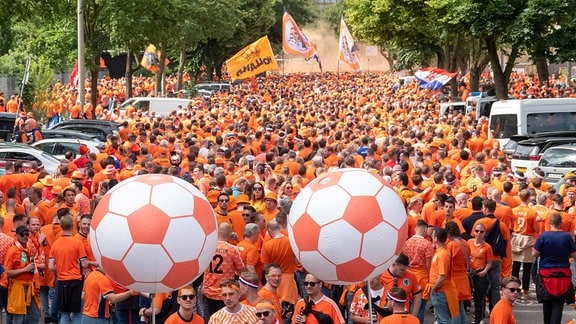 Niederländische Fans feiern bei einem Fanmarsch in Hamburg