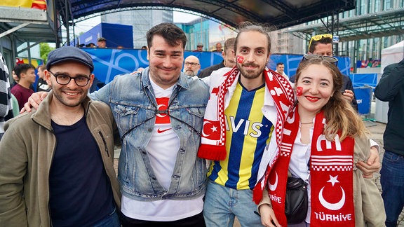 Fans der türkischen Mannschaft schauen in die Kamera
