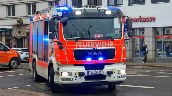 Ein Feuerwehrwagen mit angeschaltetem Blaulicht