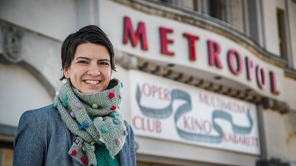 Eine Frau vor dem Chemnitzer Programmkino Metropol