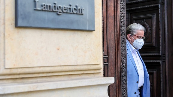 Der frühere MDR-Unterhaltungschef Udo Foht verlässt das Landgericht Leipzig.