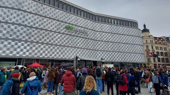 Eine Demonstration vor einem Einkaufszentrum in Leipzig