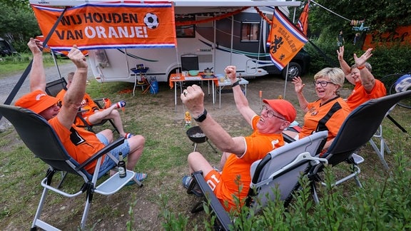 Niederländische Fans aus Zwolle bringen sich vor dem Spiel Niederlande - Frankreich auf dem Campingplatz am Kulkwitzer See in Stimmung. 